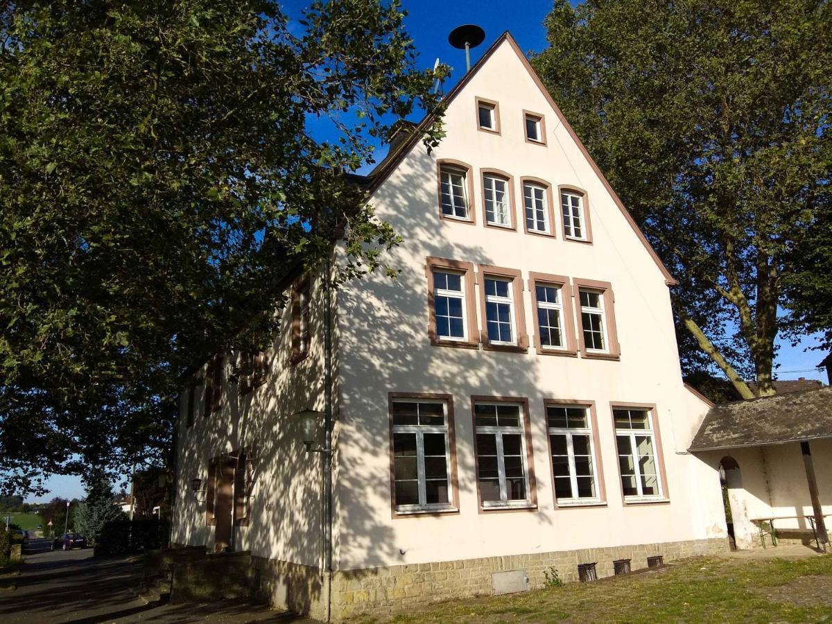 Alte Schule Gaestehaus - Fraeulein Apartment Битбург Экстерьер фото